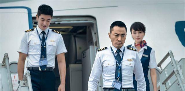 臂148人命悬一线机长机智应对空中惊魂：飞机窗外出现人的手(图10)